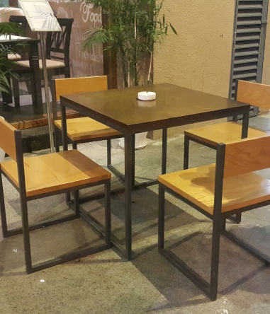 Cách vệ sinh và bảo quản cho từng loại bàn ghế cafe, bạn nên biết!
